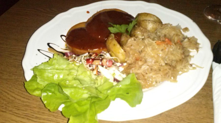 Seitan braisé, avec du chou, et pommes de terre.