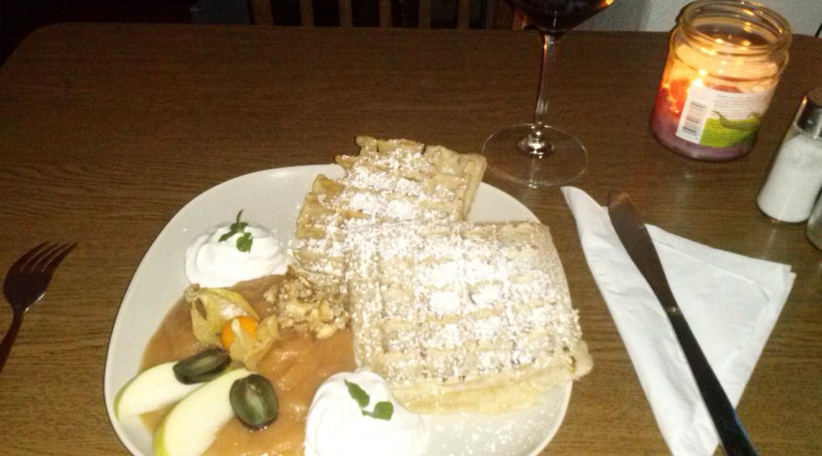 Gaufres avec compote de pomme, chantilly.