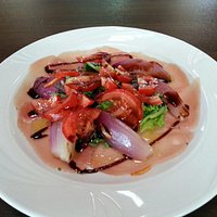 Carpaccio con cipolla di tropea e pendolini