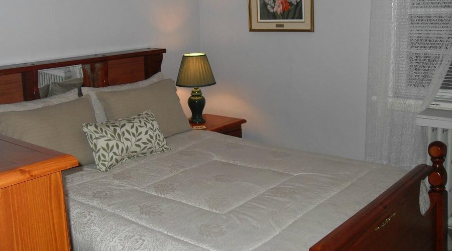 Room 5 - Queen bed