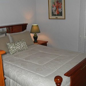 Room 5 - Queen bed