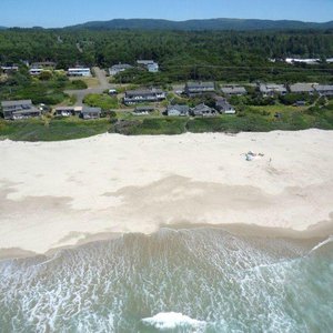 Edgewater Cottages, right on the beach!