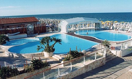 Stabilimento Holiday Village di fronte all'hotel.