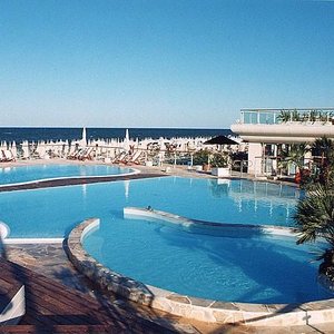 Stabilimento Holiday Village di fronte all'hotel.