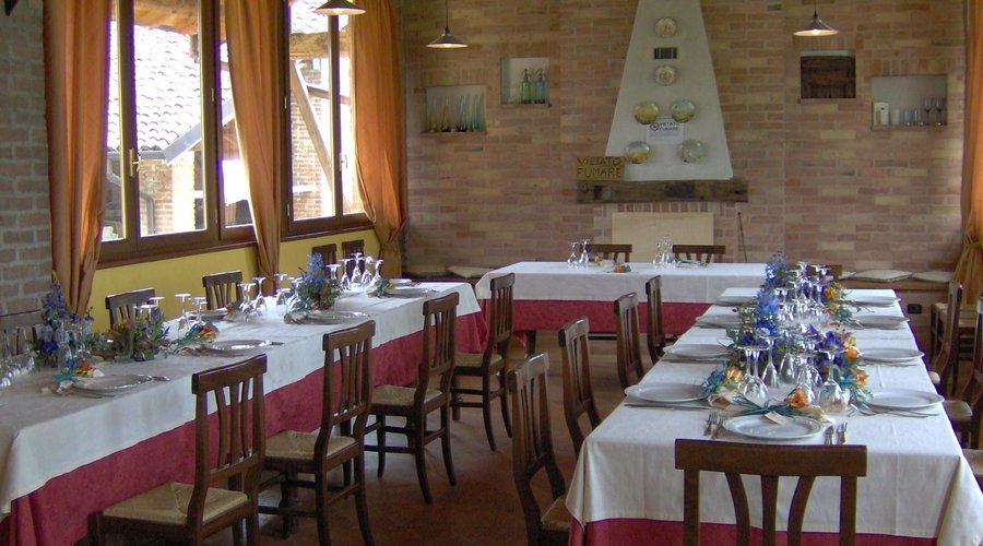 ambiente caldo e accogliente per gustare cibo genuino