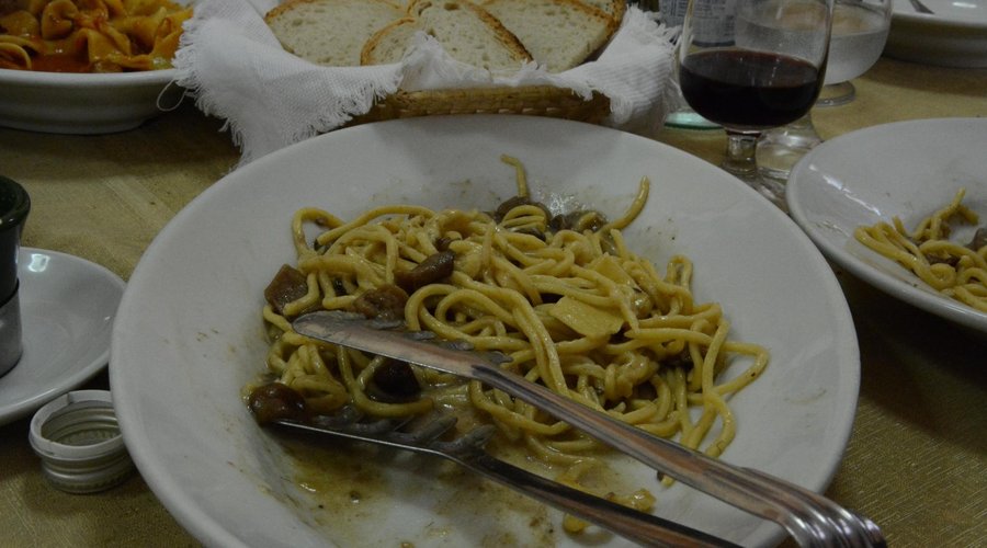 Spaghetti alla chitarra con funghi e salsiccia