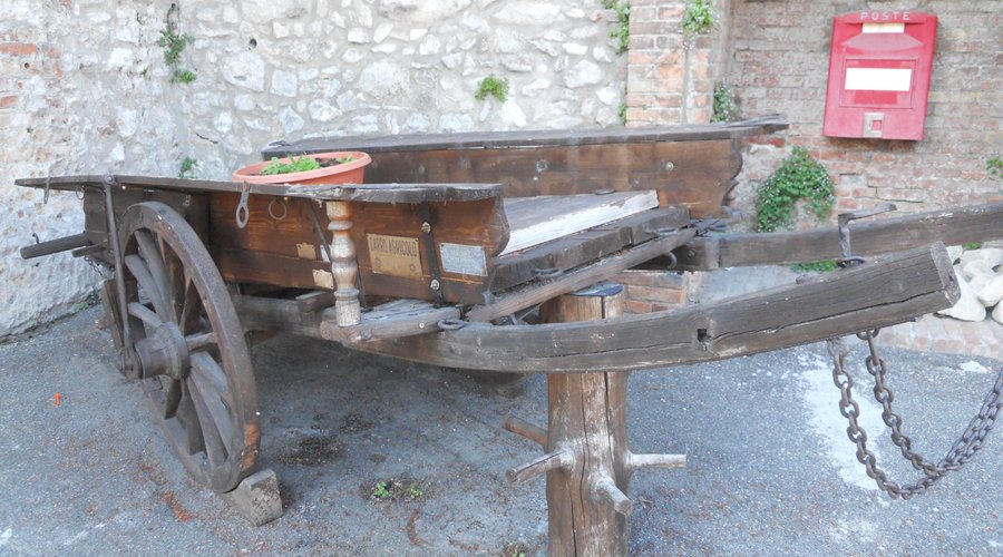 Murisengo : davanti alla pasticceria