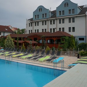 Hotel od strony basenu
