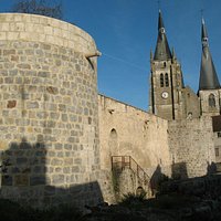 Ramparts et église de Dourdan