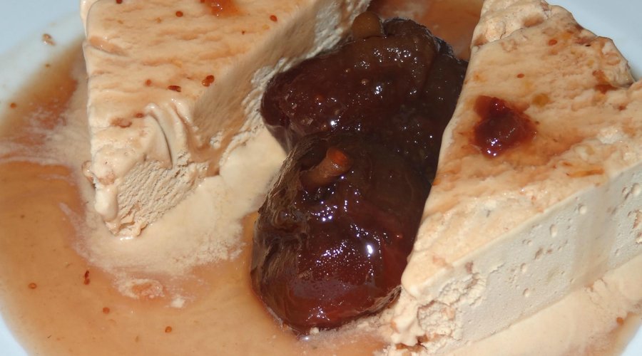 Helado casero de turrón con higos en almibar