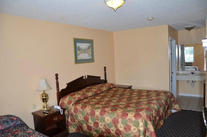 VILLAGE INN - Hotel Reviews (Guntersville, AL)