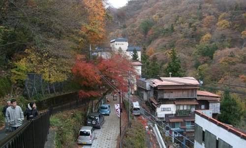 神社の裏からも坂を下って行くと、河鹿橋や飲泉所や露天風呂に着けます