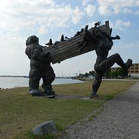 Suur Toll and Piret, интересная и забавная скульптура, при этом довольно монументальная