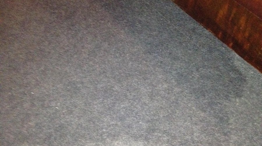 Quarto com carpet molhado
