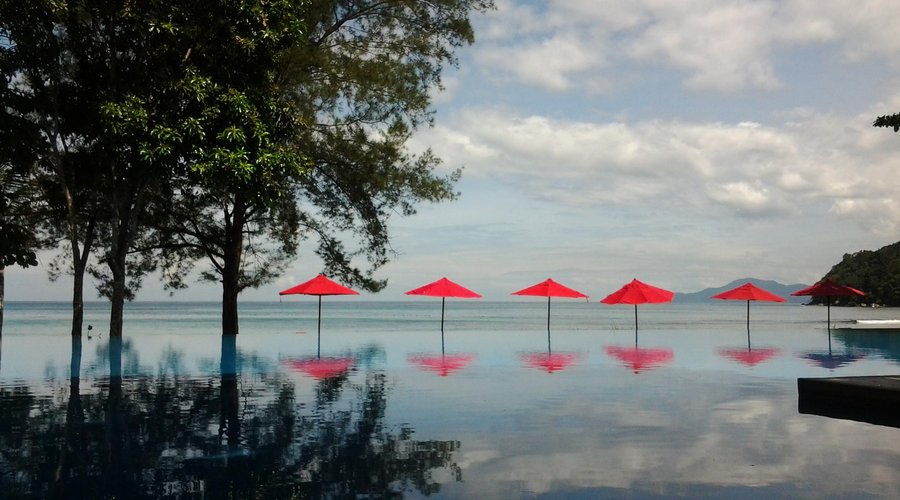 infinity pool at Bungaraya Island Resort