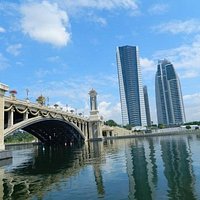 Набережная напротив бизнес центра