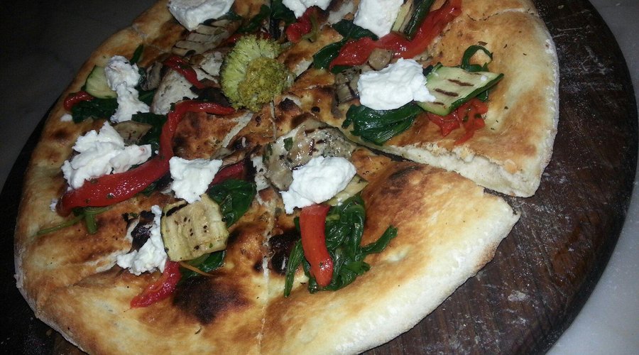 Focaccia con burrata e verdure grigliate