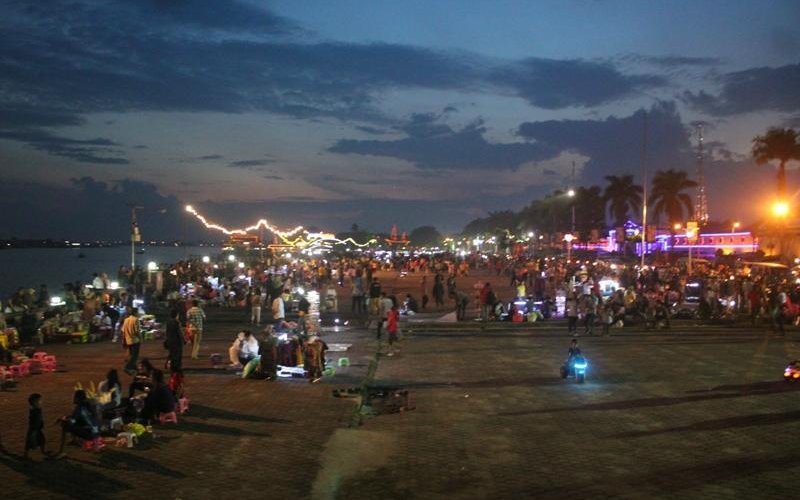 Crowd on the Esplanade
