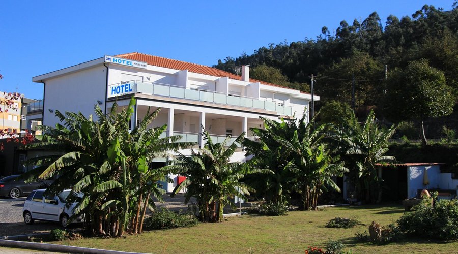 Hotel, Varandas e Arvores do Hotel contiguas pertença Zonas verdes