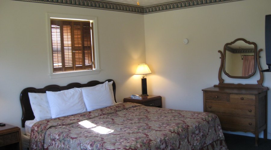 King Bed Guestroom