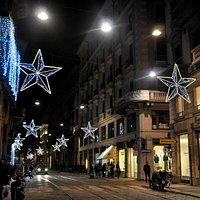 Via Manzoni a Natale