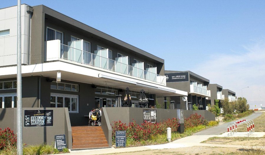 Siren Bar & Restaurant (located on site)