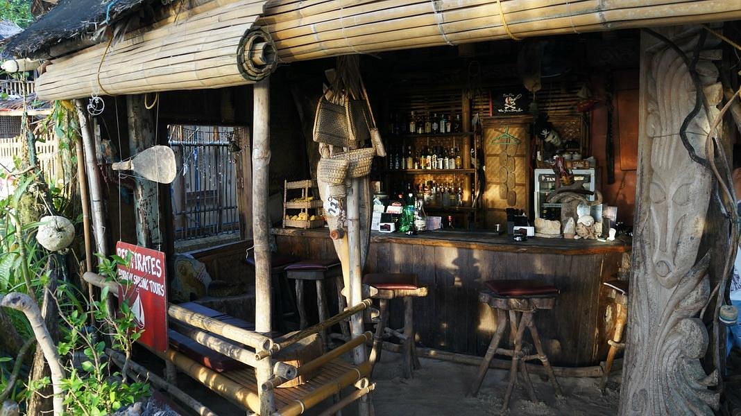 Pirates pub. Бары Боракай. Бар на острове. Филиппины паб.