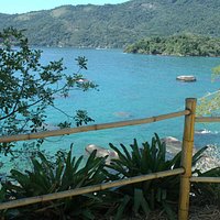 Vista linda da trilha que leva a Praia Preta