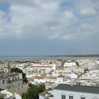 Vista desde lo alto de la torre del campanario de Sanlúcar con Doñana al fondo.