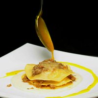 Lasagna con ragù bianco, fonduta di ragusano e crema allo zafferano