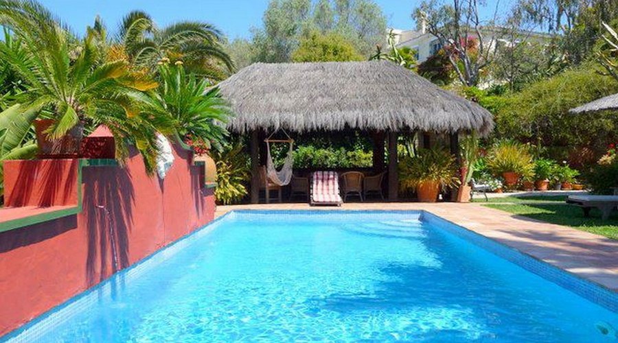 Pergola Balinesa y Piscina