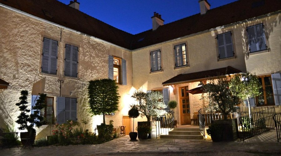 The courtyad by night 