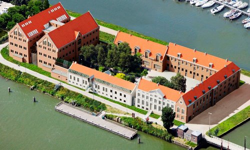In een voormalige gevangenis op het Oostereiland bij de haven van Hoorn vindt u het nostalgische