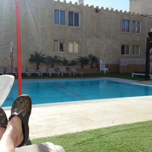 Hotellet har egen pool.