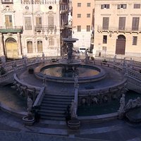 vista della fontana di piazza Pretoria dalla finestra del Palazzo del Municipio