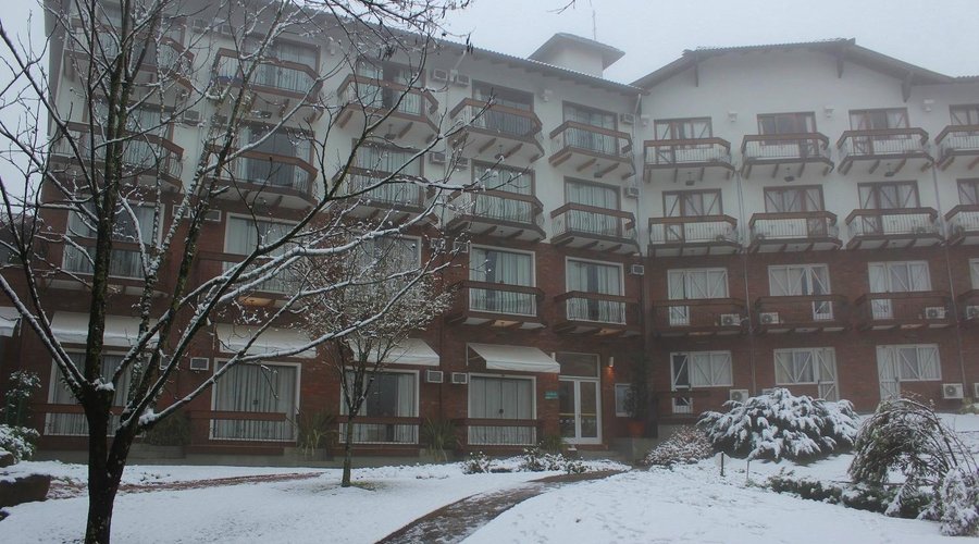 Neve no Parque do Hotel Alpestre/ Snow at Hotel Alpestre