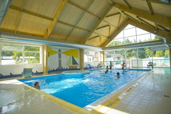 piscine couverte et jacuzzi