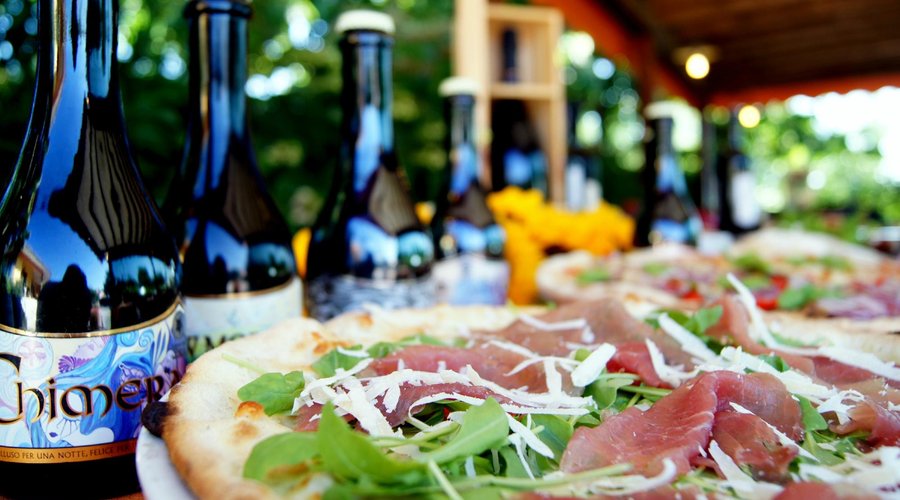 pizza con carpaccio di magatello rucola e grana
