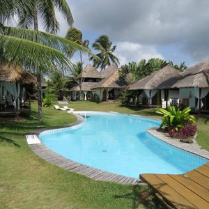 Piscina e bangalôs