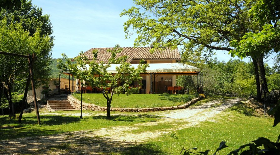 Casale vista dal bosco