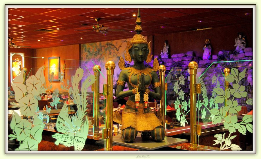 Buddha kijkt uit over alle gasten