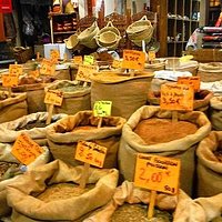 香辛料の麻生袋が並ぶ店内。香りが混ざってすごい!