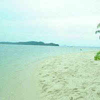 Salah Satu Pantai yang berpasir putih