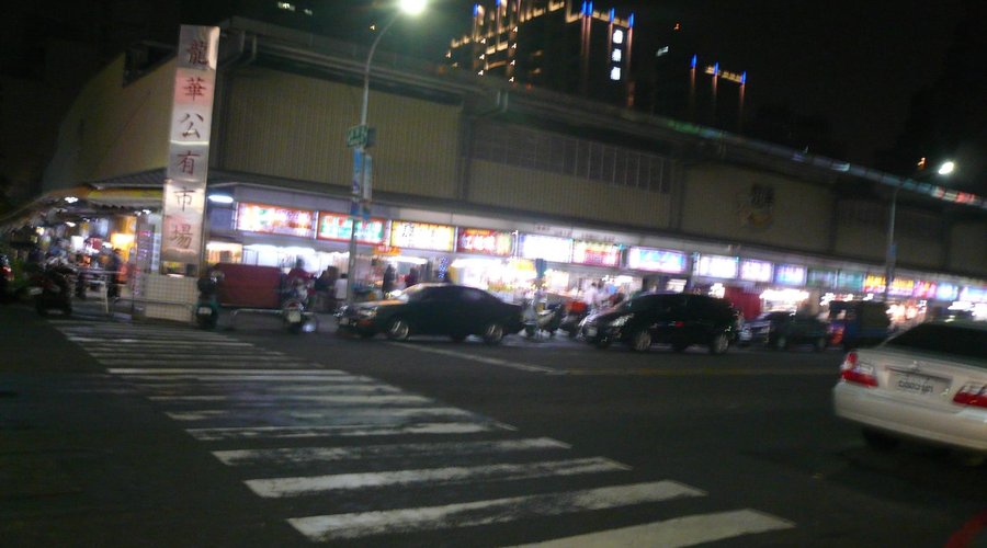 ホテルを出て左に50m行けば市民の台所の市場が有る。食事に困らない。