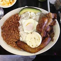 Le plat spécial garni de riz,haricots blancs, viandes..etc..