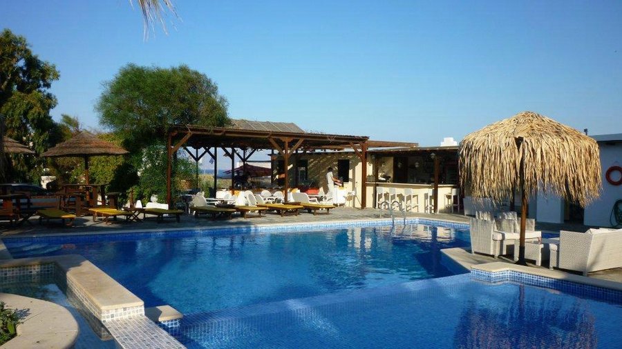 pool bar/reastaurant