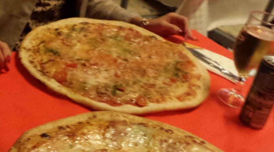 Pizza enorme, condimenti abbondanti e pasta leggera!!!! Molto buona ;-)