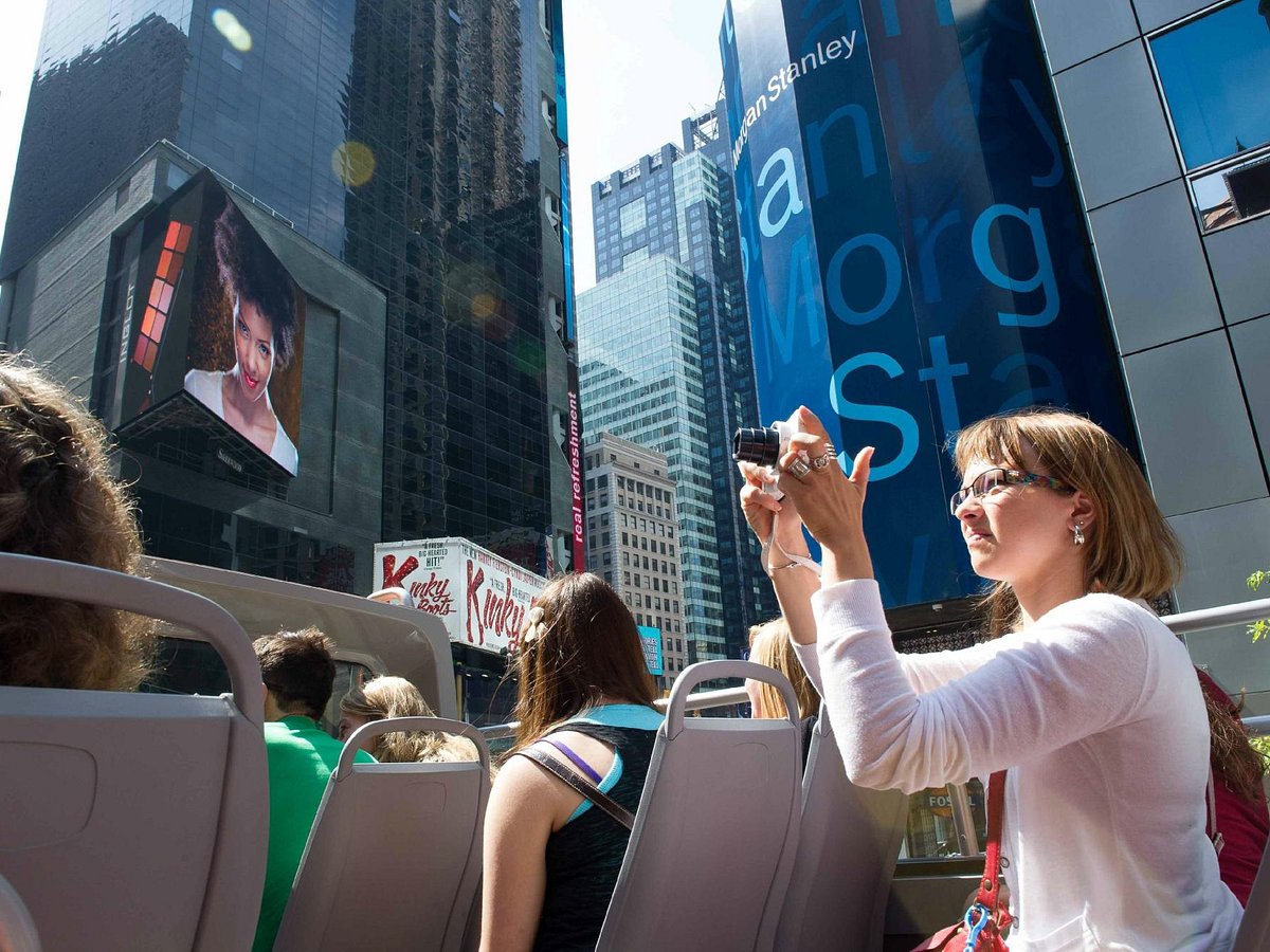 How to get to Yankees Clubhouse Shop Times Square in Manhattan by Bus,  Subway or Train?