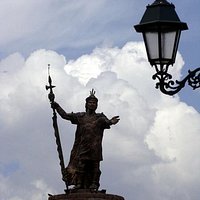 Quando estiver chegando perto, você verá que não tem como passar desapercebido ;-) esse é o verd