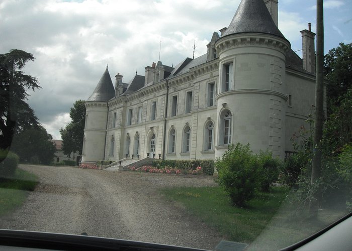 driving into the chateau